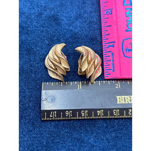 Trifari Vintage Clip-On Gold Tone Leaf Earrings 1 Inch - Picture 4 of 4